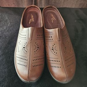 Easy Street Comfort Wave Clogs